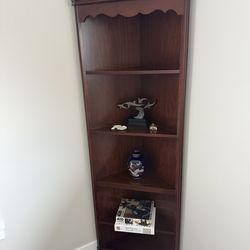Corner display shelf