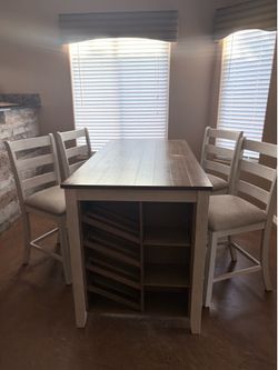 Dinning Table with 4 Chairs