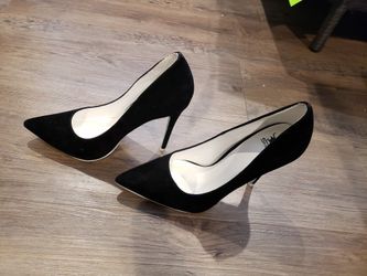 Black pumps