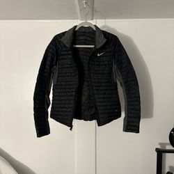 Nike AeroLoft Women’s Jacket – Black – Size Medium – Lightweight Golf Outerwear