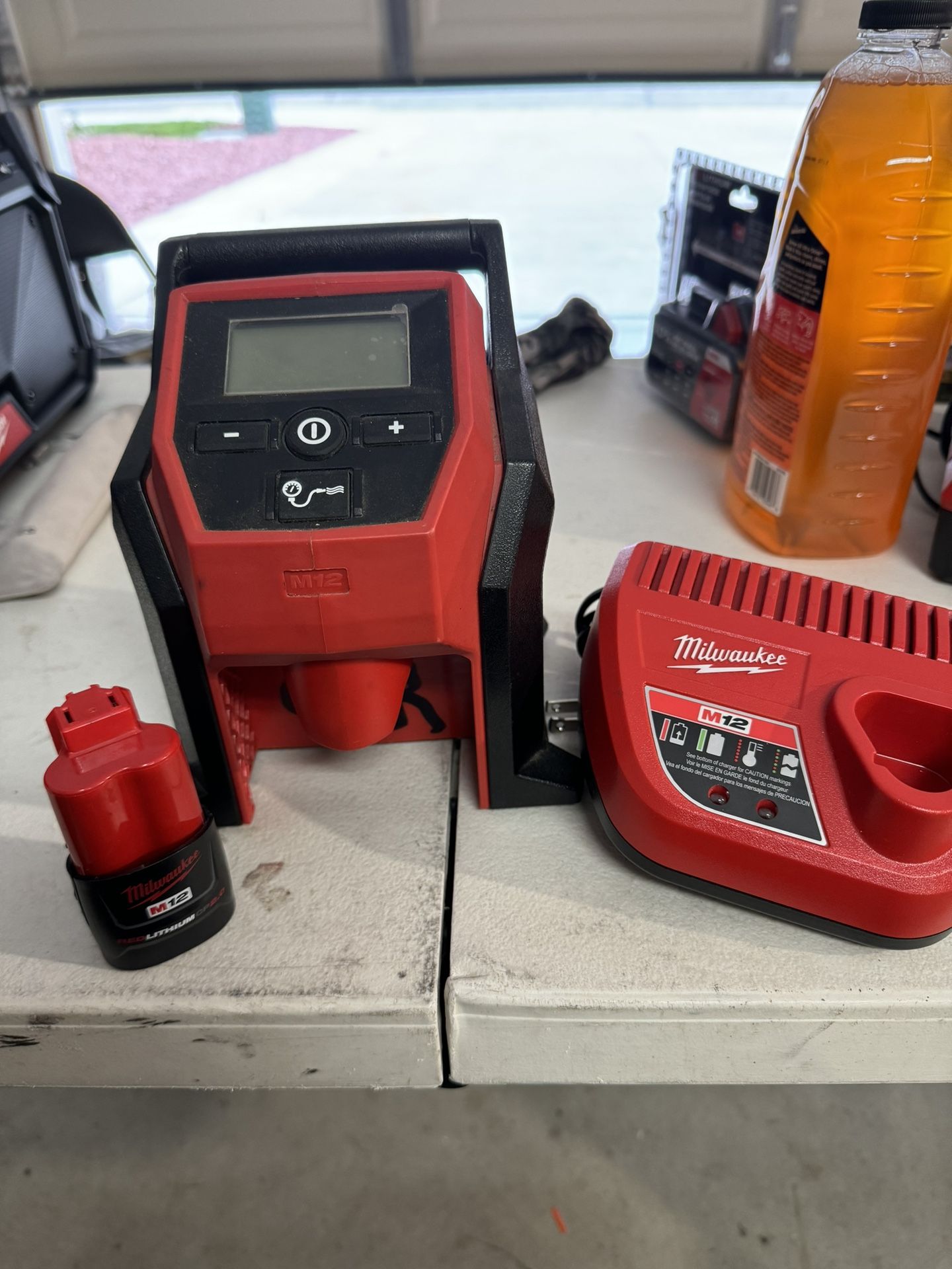 Milwaukee M12 Compact Air inflator Kit