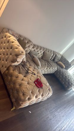 Couch 200$ MUST PICK UP