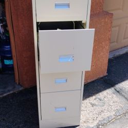 4 Drawer Metal Filing Cabinet Excellent condition See Video /Photos Description $35 FCFS 