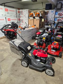 Honda HRX217K6VKA Self-Propelled Lawnmower. 
Smart Drive system 
Like New condition 
$475