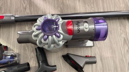 Dyson V8 SV25 Cordless Vacuum – Excellent Condition