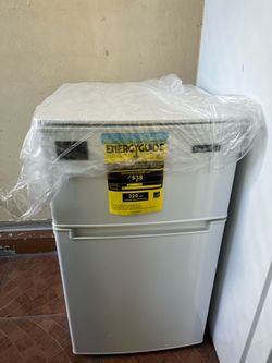 Magic Chef Compact Mini Fridge