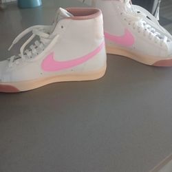 Nike  White And Pink Color  Size 7Y