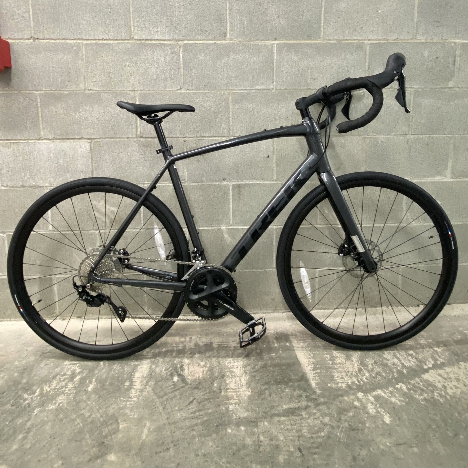 Trek Domane AL 5 – 58 cm – Endurance/Gravel Ready – Like New - 2200$ MSRP