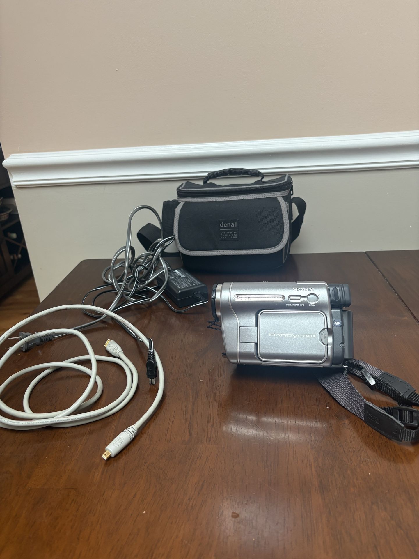Sony DCR-TRV480 Digital-8 D8 Camcorder with Charger and Battery, Tested