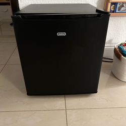 Sunbeam REFSB17B 1.7 cu. ft. Mini Fridge