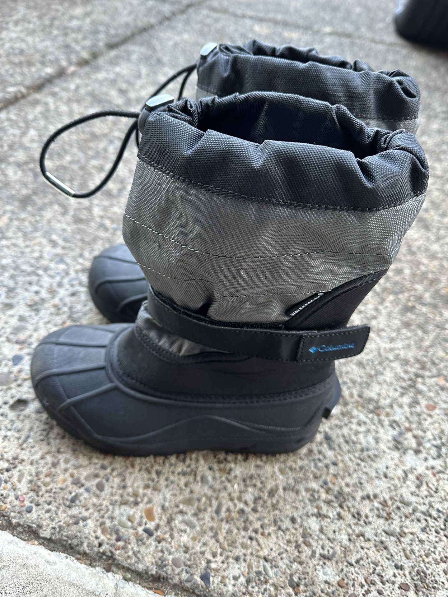 Columbia kids snow Boot Size 4 Like New