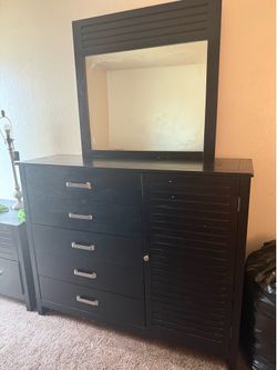 Night stand and dresser real wood very heavy duty must pick up
