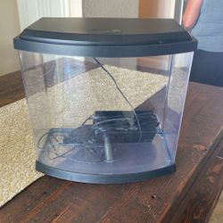 2 1/2 Gal Aquarium With Pump, Filter And Light.     Perfect Beginner Set Up