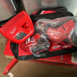 Milwaukee M12 Hachazo