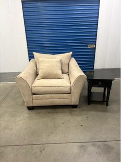 Love seat with black end/side table
