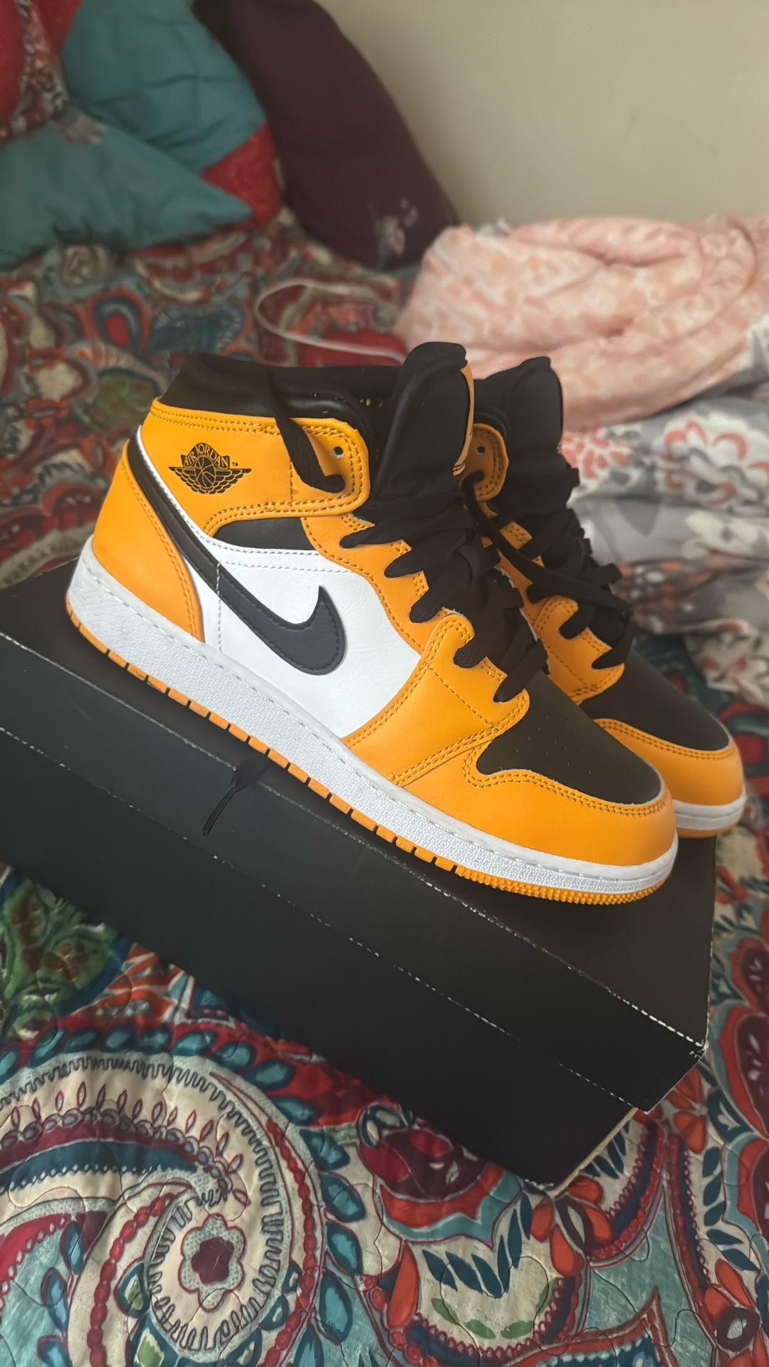 Air Jordan 1 Mid Size 6.5 Kids