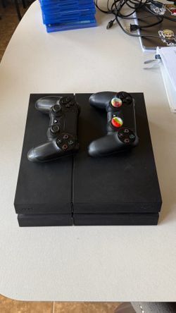 PS4 500GB Bundle + 2 Controllers + 7 Games