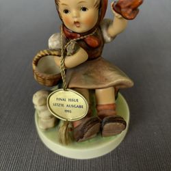 Vintage Original M.I. Hummel Porcelain Figurine, like new, Farewell #65  1993.