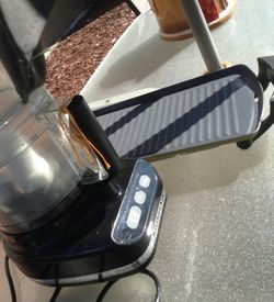 Kitchen aid chopper have attachments with it and grill