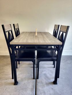 Table & 4 Chairs Excellent condition