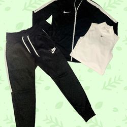 ☆☆  NWOT ☆☆ Women's 3 Piece Nike Outfit
{ Size Medium}
