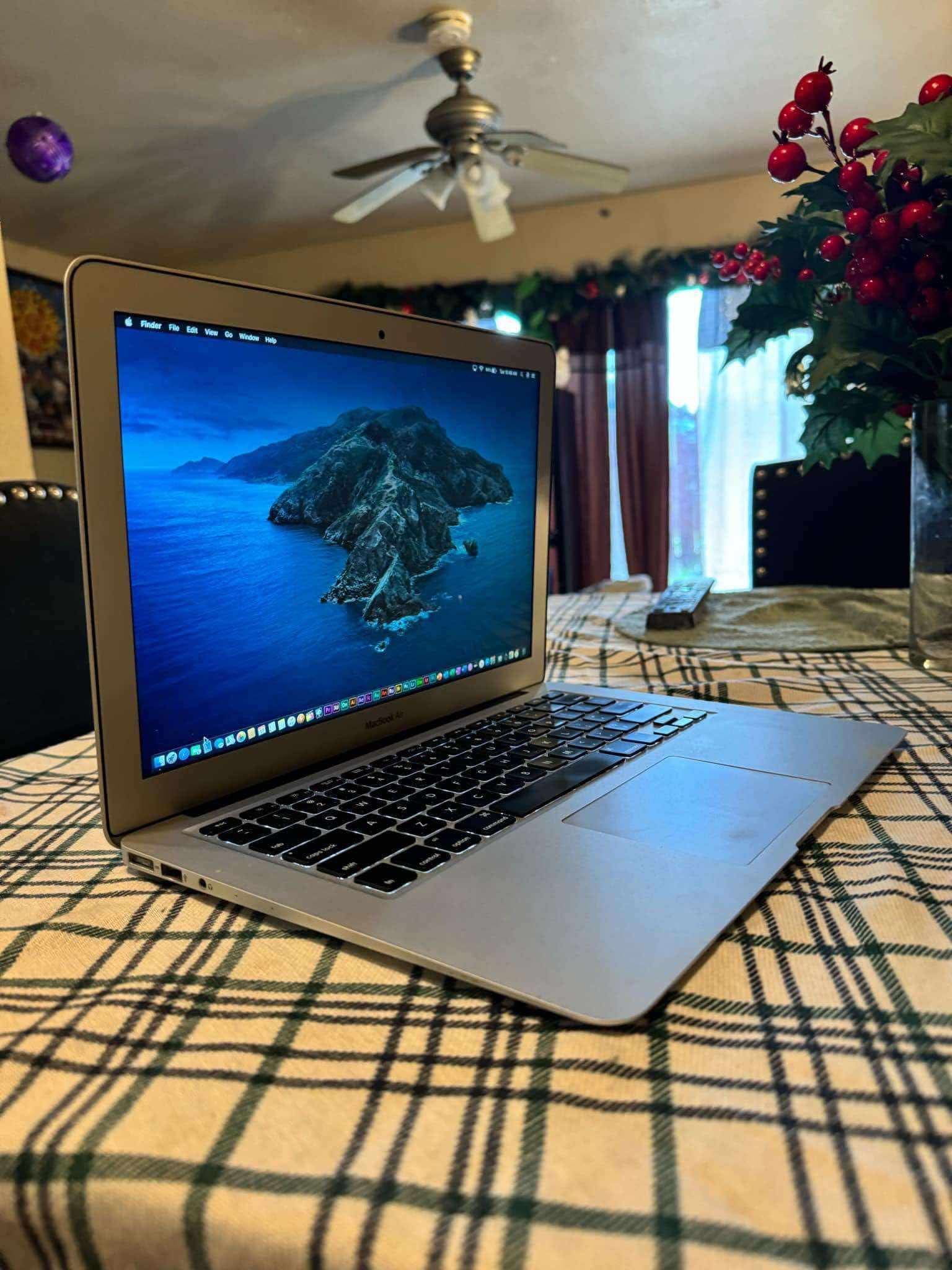 Excelente Laptop Apple MacBook Air De 13 Pulgadas Procesador i5 Con programas