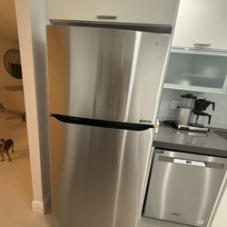  LG Stainless Steel Refrigerator – Top Freezer Model