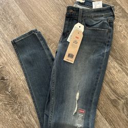 *NWT* Levi’s 535 Super Skinny Jeans Size 28