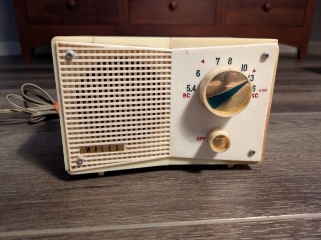 1950s Wales Sorrento vintage radio. Worked last week when I tested it, you are welcome to try it out to confirm. See my other items available.