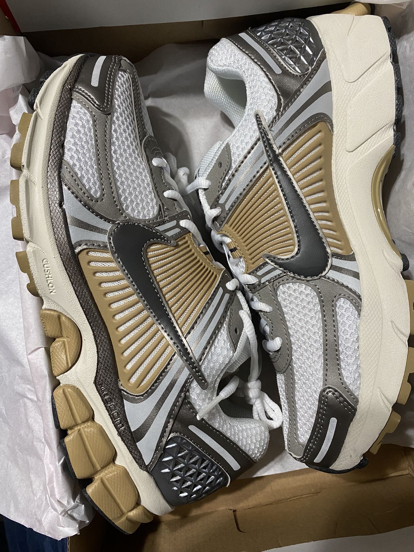 Nike Zoom Vomero 5 Size 8.5 Mens