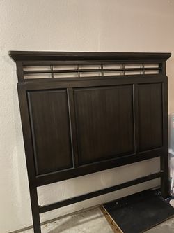 Queen size bed w/out mattresses