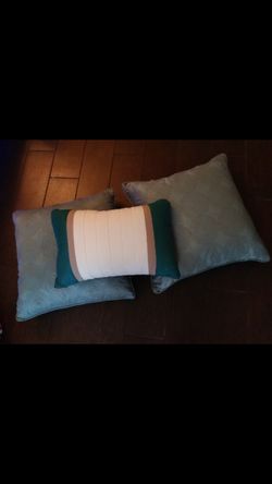 3 pillows decor