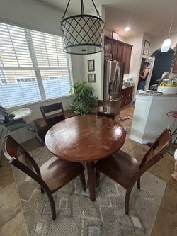 Table set with 4 chairs