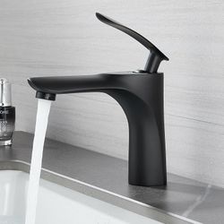 Modern Matte Black Single-Handle Bathroom Faucet – Sleek Contemporary Design
