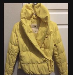 HOLLISTER YELLOW JACKET! Size Medium
