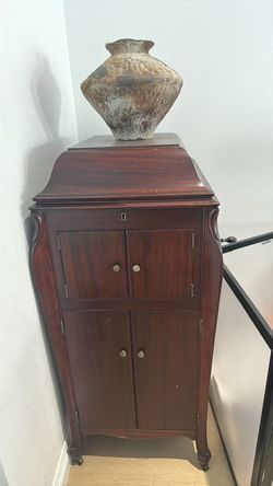 Antique 1915 Victor Victrola VV-XI Mahogany Floor Phonograph – Rare Lyon & Healy Chicago Edition.