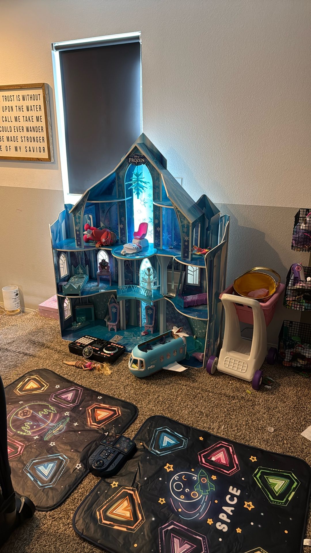 5’ Frozen dollhouse + Frozen Toys