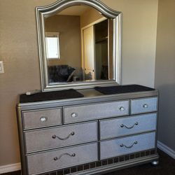 Dresser With Mirror