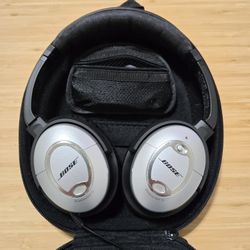 Bose QuietComfort 15 noise canceling headphones. With case. Over ear. Wired.