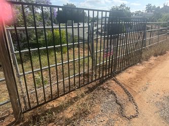 2 black metal panels for fencing