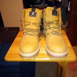 BRAND NEW ROCAWEAR BOOTS.