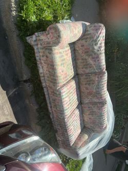 🚨 CURB ALERT – FREE COUCH! 🚨