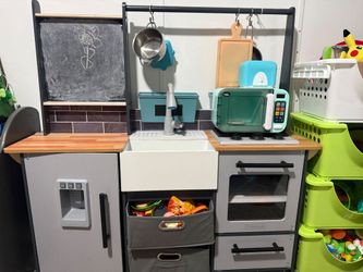 Kids play kitchen w/accessories