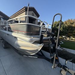 16’ Pontoon Boat 