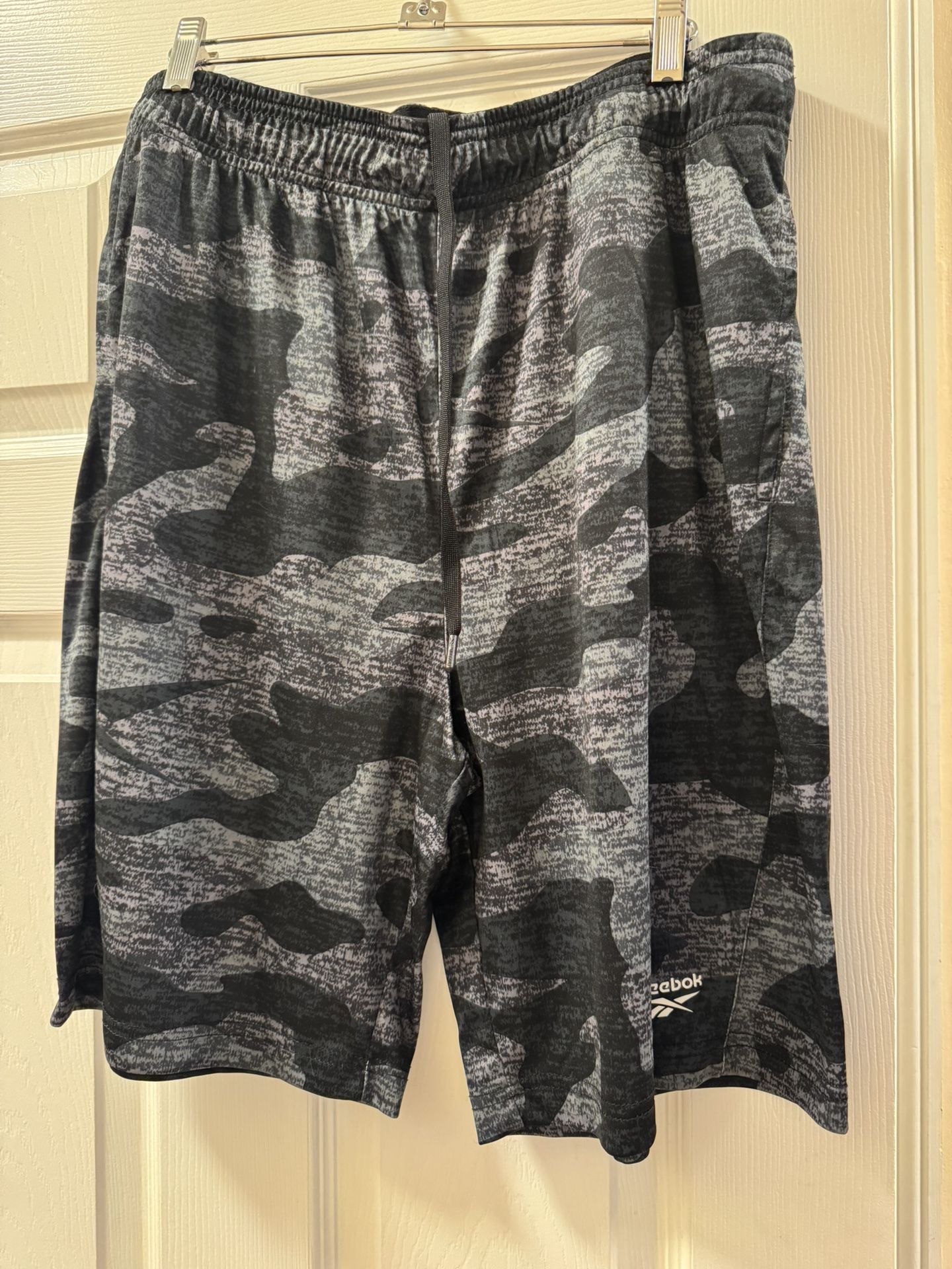 Men’s Reebok camo black and grey drawstring pull on shorts size Large 