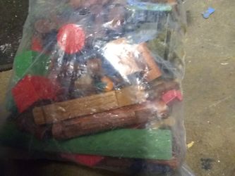 Lincon logs and army men