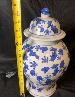 Chinoiserie-style blue and white porcelain ginger jar