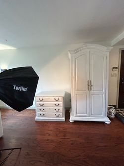 ✨ Matching White Armoire & Chest – Delivery Included! ✨