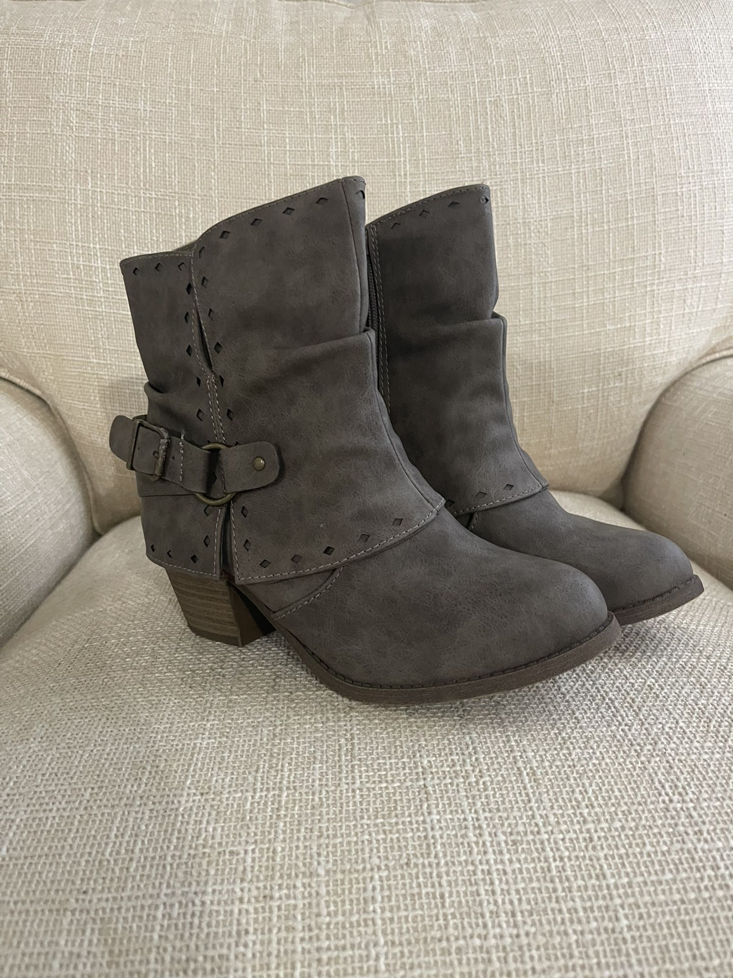 Womens Boots - Size 7 - Grey 