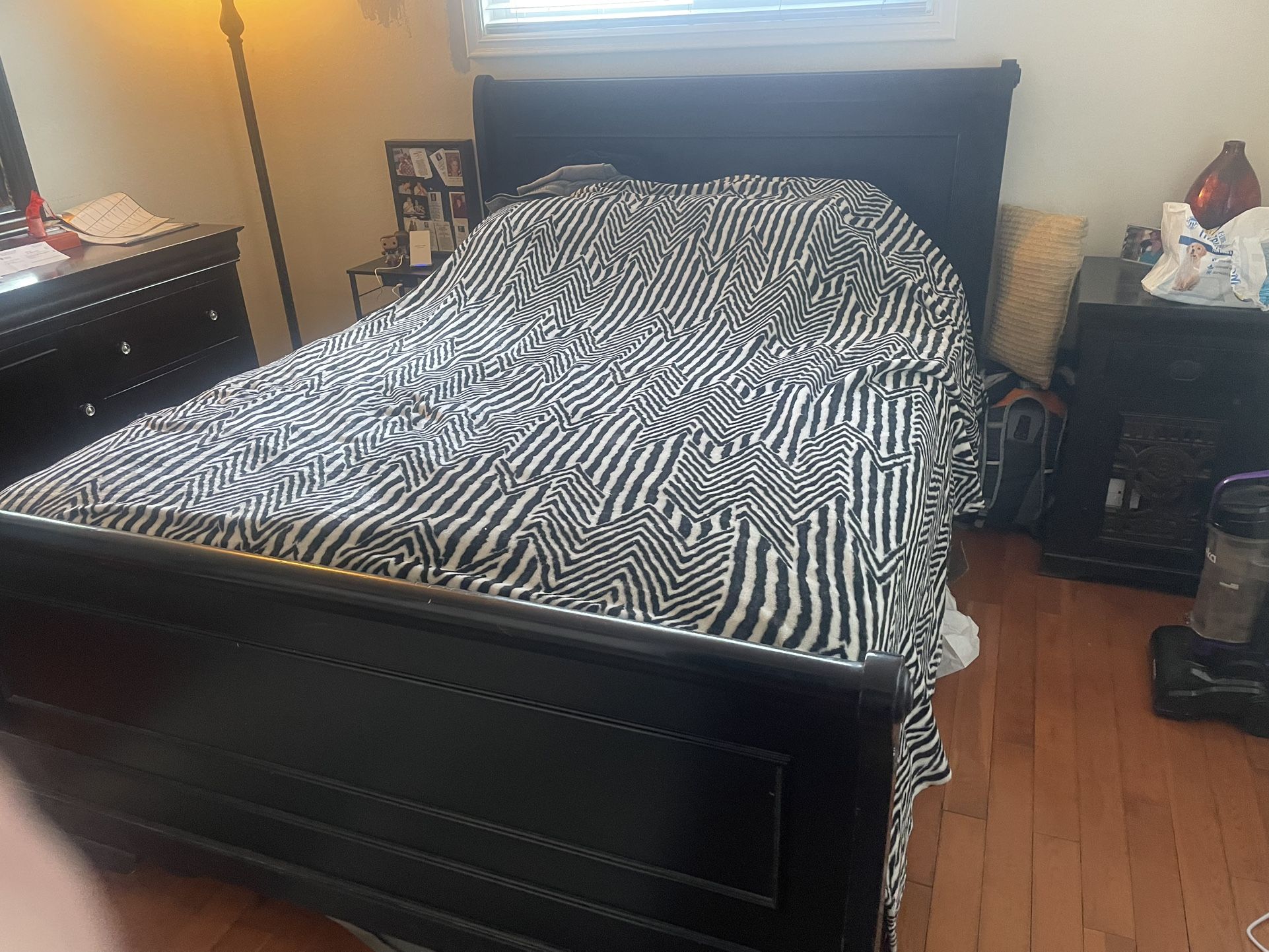 Queen Bed & Dresser Set With Mirror